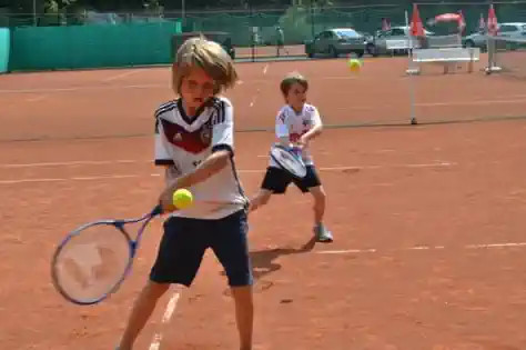 Junge-spielt-tenniscamp-im-sommer