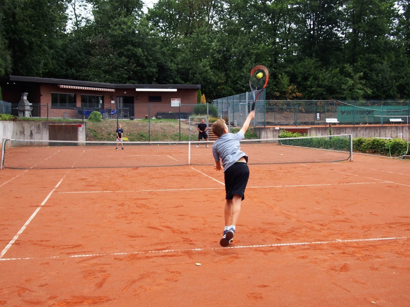 aufschlag-üben-im-tenniscamp